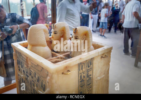 Alabastro vasi canopi presenta, i tesori della tomba di Tutankhamon esposti nel Museo delle Antichità egiziano (Museo del Cairo), il Cairo, Egitto Foto Stock