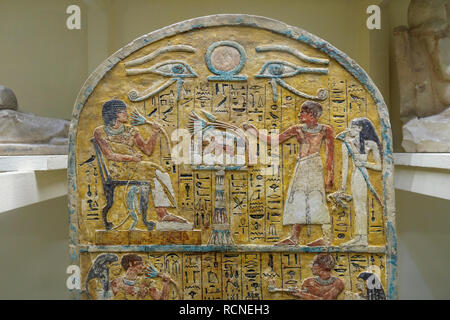 Mostrare con coloratissime scene di vita quotidiana e hieroglypics nel Museo delle Antichità egiziano (Museo del Cairo), il Cairo, Egitto Foto Stock