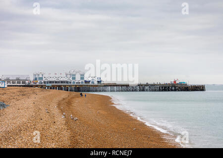 Lungomare litorale vista di Victorian South Parade Pier e sassosa spiaggia di ciottoli, Southsea, Portsmouth, south coast Inghilterra, Regno Unito in bassa stagione Foto Stock