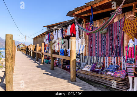 San Juan la Laguna, lago Atitlan, Guatemala - Dicembre 31, 2018: negozi vendono realizzati localmente i prodotti tessili dal pontile in riva al lago di San Juan la Laguna Foto Stock