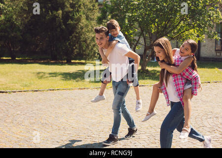 Anziani di trascorrere del tempo con giovani Foto Stock