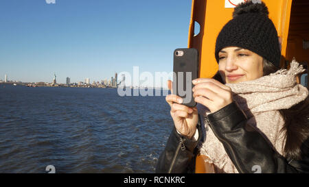 New York i visitatori godere il viaggio su un traghetto sul fiume Hudson Foto Stock