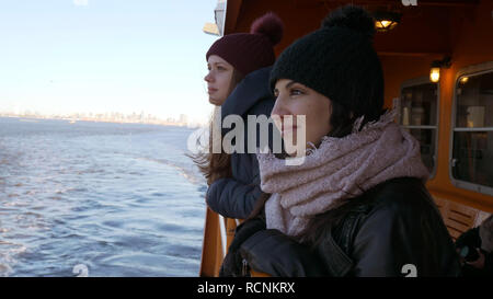 New York i visitatori godere il viaggio su un traghetto sul fiume Hudson Foto Stock