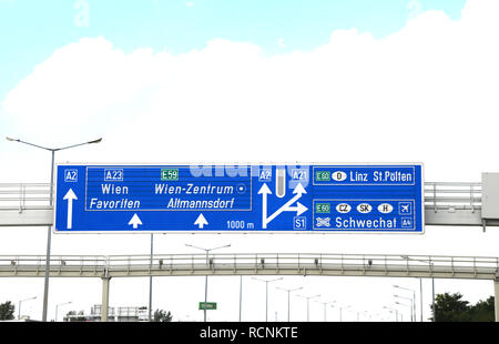 Autostrada sign in Austria con le indicazioni per andare nella città di Vienna o Wien e scritto in linguaggio austriaco vicino al confine della Repubblica ceca Foto Stock