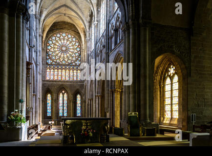 Interno di Saint-Vincent nella cattedrale di Saint Malo, Francia, con il grande rosone e alla luce del sole di illuminare attraverso le finestre di vetro colorato. Foto Stock