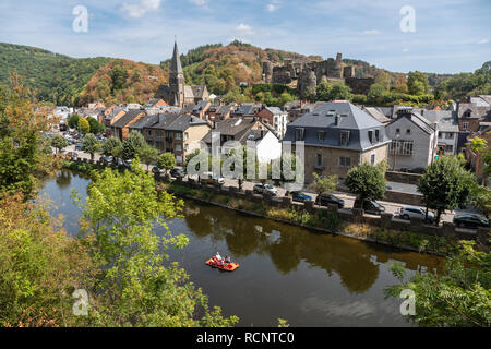 Un pedalò sul fiume Ourthe a La Roche-en-Ardenne, la Vallonia, Belgio Foto Stock