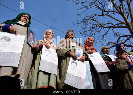 Srinagar, India. 15 gennaio, 2019. Associazione dei Genitori di Persone scomparse (APDP) rilasciato un calendario per l'anno 2019 a Srinagar, Indiano Kashmir amministrato il 15 gennaio 2019. Secondo APDP il calendario è dedicato alle persone che sono state in seguito scomparse il conflitto armato iniziato nella valle. I genitori sono anche state protestando per conoscere la sorte dei loro familiari. Secondo il sito più di 8000 persone sono state vittime delle sparizioni forzate. Credito: Muzamil Mattoo/Pacific Press/Alamy Live News Foto Stock