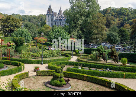 Parc des Topiaires con Château de Durbuy in background, Durbuy, Belgio Foto Stock