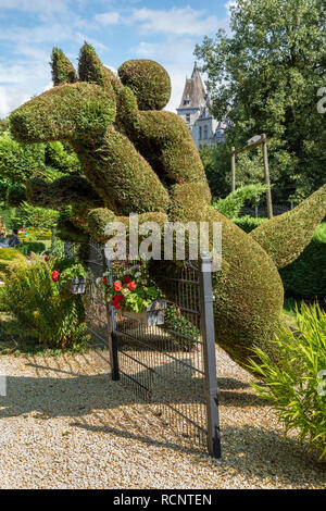 Topiaria da di cavallo e cavalcare saltando la recinzione, Parc des Topiaires, Durbuy, Belgio Foto Stock