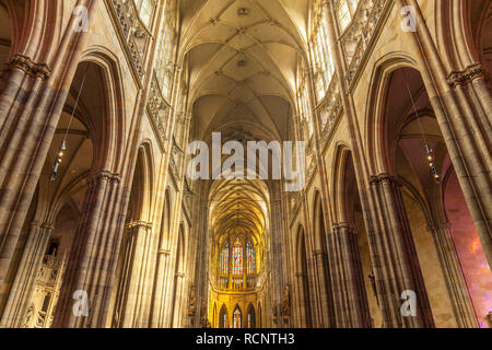 Praga La Cattedrale di San Vito navata e santuario colorato con luce dalle vetrate il Castello di Praga Praga Repubblica Ceca Europa Replublic Foto Stock