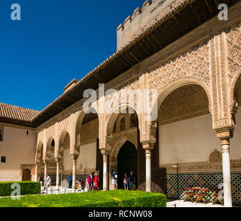 I turisti in Corte dei Mirti, Nasrid Palace, Alhambra Palace, Granada, Andalusia, Spagna Foto Stock