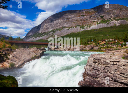 Donfossen cascata sul fiume Otta in Skjak comune, contea di Oppland orientale della Norvegia e Scandinavia. Donfoss camping è visto in background Foto Stock
