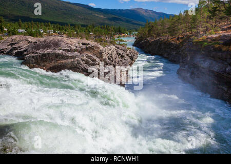 Donfossen cascata sul fiume Otta in Skjak comune, contea di Oppland orientale della Norvegia e Scandinavia. Donfoss camping è visto in background Foto Stock