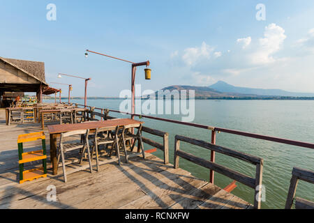 Bella vista ho Pakse città nel sud Laos. Ladscape con fiume Mekhong nel sud est asiatico. Foto Stock