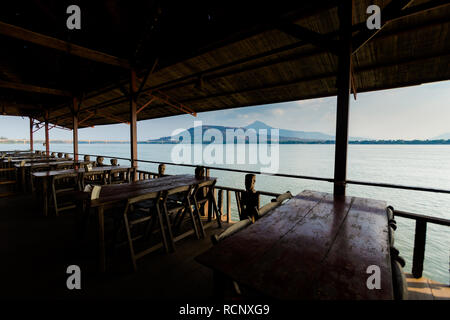 Bella vista ho Pakse città nel sud Laos. Ladscape con fiume Mekhong nel sud est asiatico. Foto Stock