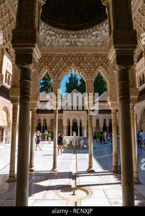 I turisti in patio dei Leoni, Palazzo dei Leoni, Nasrid Palace, Alhambra di Granada, Andalusia, Spagna Foto Stock