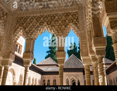 Arabesque archi, patio dei Leoni, Palazzo dei Leoni, Nasrid Palace, Alhambra di Granada, Andalusia, Spagna Foto Stock