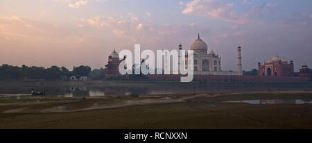 Taj Mahal mattina presto vista Foto Stock