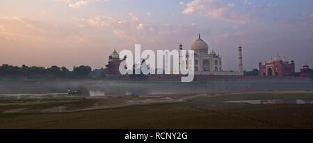 Taj Mahal mattina presto vista Foto Stock