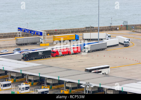 Camion e automobili in attesa nelle linee al check point presso il canale trasversale al porto dei traghetti di Dover. Inghilterra, Regno Unito Foto Stock