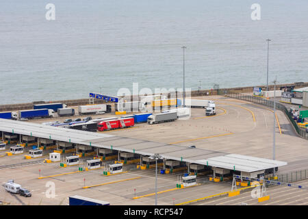 Camion e automobili in attesa nelle linee al check point presso il canale trasversale al porto dei traghetti di Dover. Inghilterra, Regno Unito Foto Stock