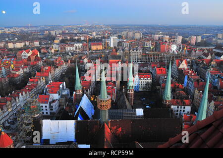 GDANSK, Polonia, 2 dicembre 2017. Vista sulla città, cityscape di Danzica vista dal la Basilica di St Mary torre. Foto Stock