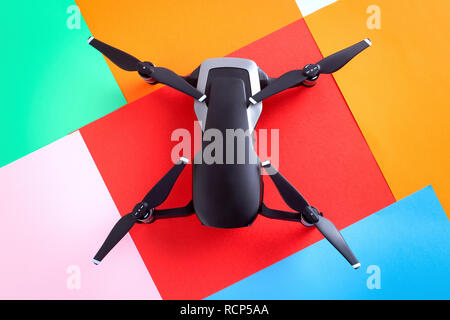 Drone su carta colorata sullo sfondo Foto Stock