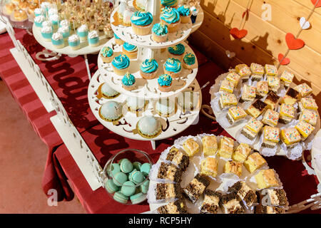 Dolci buffet gourmet tabella in occasione delle nozze di toni blu 2019 Foto Stock