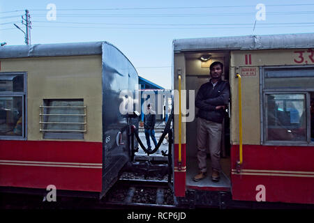 Stazione ferroviaria di Shimla, in attesa alla giunzione sul modo di Shimla. Foto Stock