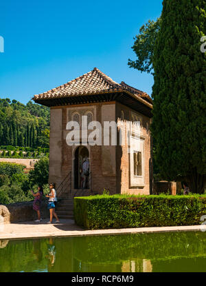 I turisti a Partal Palace con la riflessione in acqua piscina, Alhambra Palace, Granada, Andalusia, Spagna Foto Stock