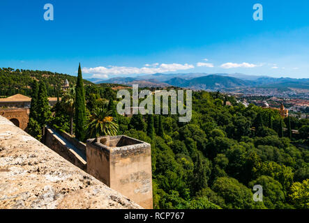 Vista della giustizia Gate, Alcazaba, Alhambra Palace, Granada, Andalusia, Spagna Foto Stock