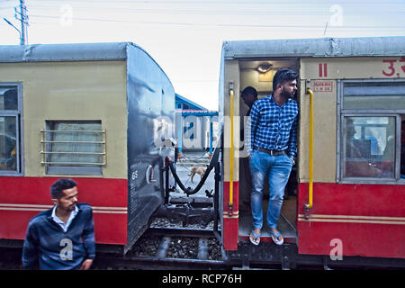 Stazione ferroviaria di Shimla, in attesa alla giunzione sul modo di Shimla. Foto Stock