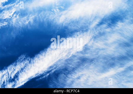 Cloudscape con stratocumulus nuvole sul cielo blu. Foto Stock
