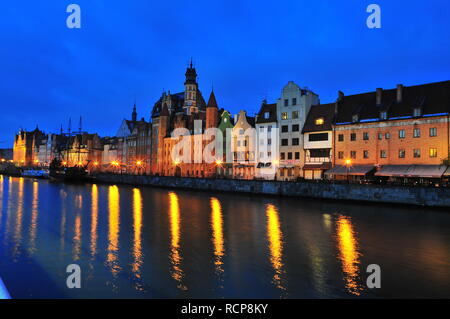 GDANSK, Polonia, 2 dicembre 2017. Fiume Weltawa, West Bank con cancello verde. In tarda serata. Foto Stock