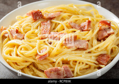 Spaghetti alla carbonara con pancetta, uova e formaggio in ciotola bianco Foto Stock