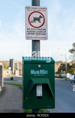 Mutt Mitt guanti box/guanti monouso casella sul lampione per prelevare il cane mess a Skibbereen, West Cork, Irlanda. Foto Stock