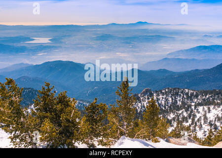 Vista verso Hemet e Diamond Valley Lake dal sentiero per il Monte San Jacinto, California Foto Stock