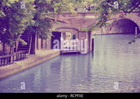 Banca del fiume di un gracht in Utrecht da jziprian Foto Stock