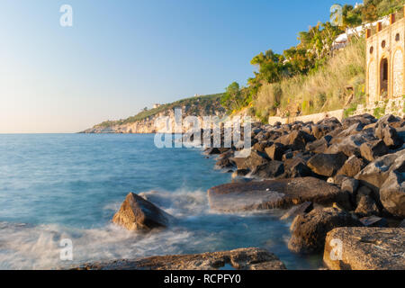 Splendido colpo di frangiflutti del lungomare di Marina della Lobra Massa Lubrense, vicino Sorrento, prese con lungo tempo a sfumare le onde Foto Stock