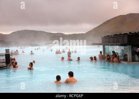 La gente la balneazione in laguna blu spa geotermica, Grindavik, Islanda Foto Stock