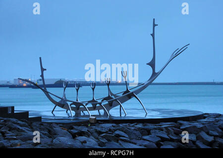 Solfar Sun Voyager scultura in barca da Jon Gunnar Arnason, Reykjavik, Islanda Foto Stock