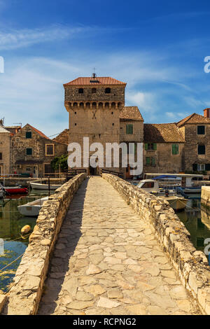 Kastel Gomilica uno dei sette insediamento della città di Kastela in Croazia è stata una delle posizioni in serie gioco di troni. Historic Kastel Gomilica archit Foto Stock