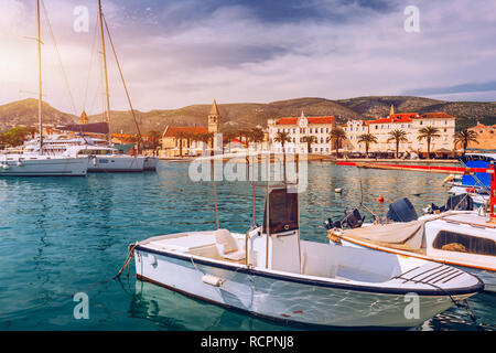 Il Trogir barche e vista sul lungomare, UNESCO Città in Croazia i punti di riferimento. Vista di edifici storici e il porto con barche nella città di Trogir, Dalmazia, Croazia. Foto Stock