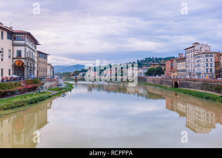 Colorato di vecchi edifici sulla riva del fiume Arno a Firenze con la riflessione in acqua Foto Stock