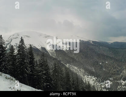 Paesaggio invernale delle montagne Pirin, la località sciistica di Bansko in Bulgaria Foto Stock