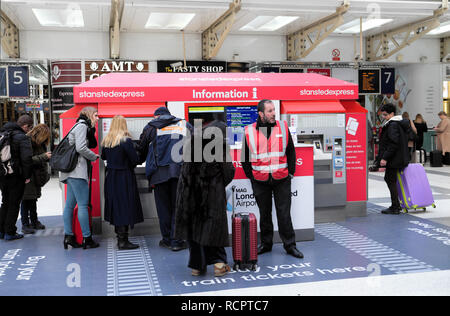 Stansted Express biglietto Stanstedexpress chiosco, clienti e assistente di informazioni su Liverpool St atrio della stazione Londra Inghilterra KATHY DEWITT Foto Stock