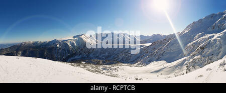 Soleggiata giornata invernale vista panoramica dalla cima del innevate montagne Pirin. Foto Stock