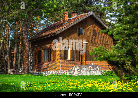 Vecchio vintage, tradizionale in legno casa di montagna. Foto Stock