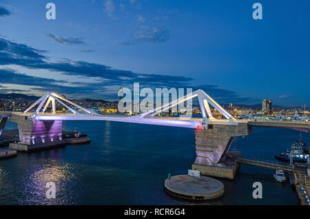 Barcellona, Spagna - 10 Novembre 2018: vista su Ponte Porta d'Europa, al World Trade Center e l'Hotel Eurostars Grand Marina, una torre dell'antenna Foto Stock