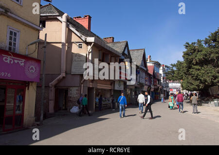 Shimla, N. India. La gente camminare sulla strada principale, "The Mall". In stile Tudor edifici in background. Foto Stock